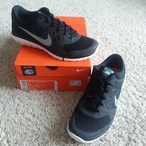 Brand new never worn mens Nike shoes